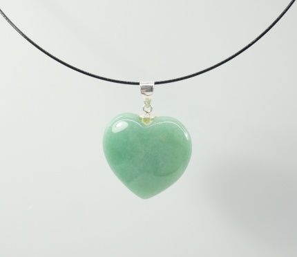 Coeur en Pierre fine ( Agate Vert) avec  son "Tour de cou" en acier tressé