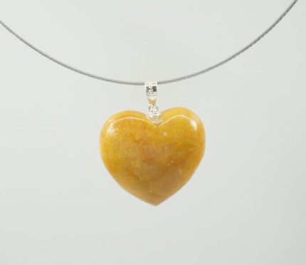 Coeur en Pierre fine ( Jasper Jaune) avec  son "Tour de cou" en acier tressé