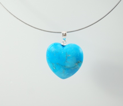 Coeur en Pierre fine ( Turq.-Howlite) avec  son "Tour de cou" en acier tressé