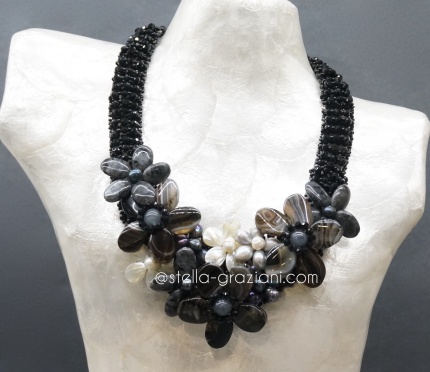 Collier "Salomé",  Agates bandées, Perles, nacre 