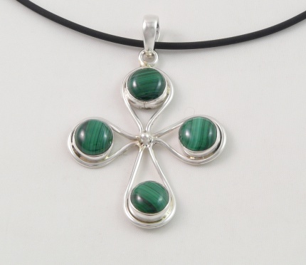 Croix "Quadrata" . Argent et Malachite du Chili.